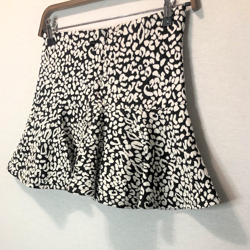GUESS Flared Skirt With Black & White Print - Picture 5 of 5